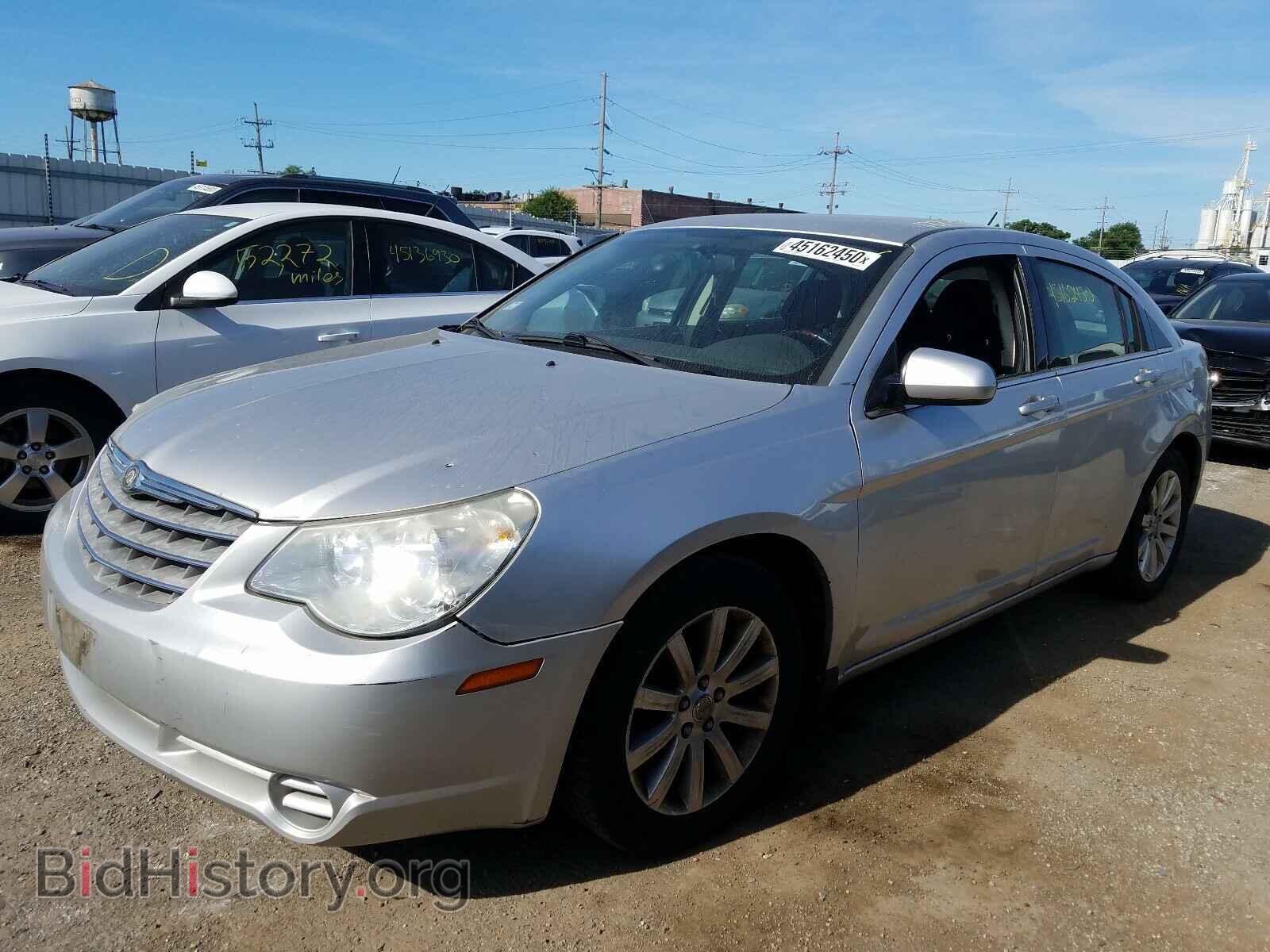 2010 CHRYSLER SEBRING - VIN: 1C3CC5FB0AN123025 - Фото 2