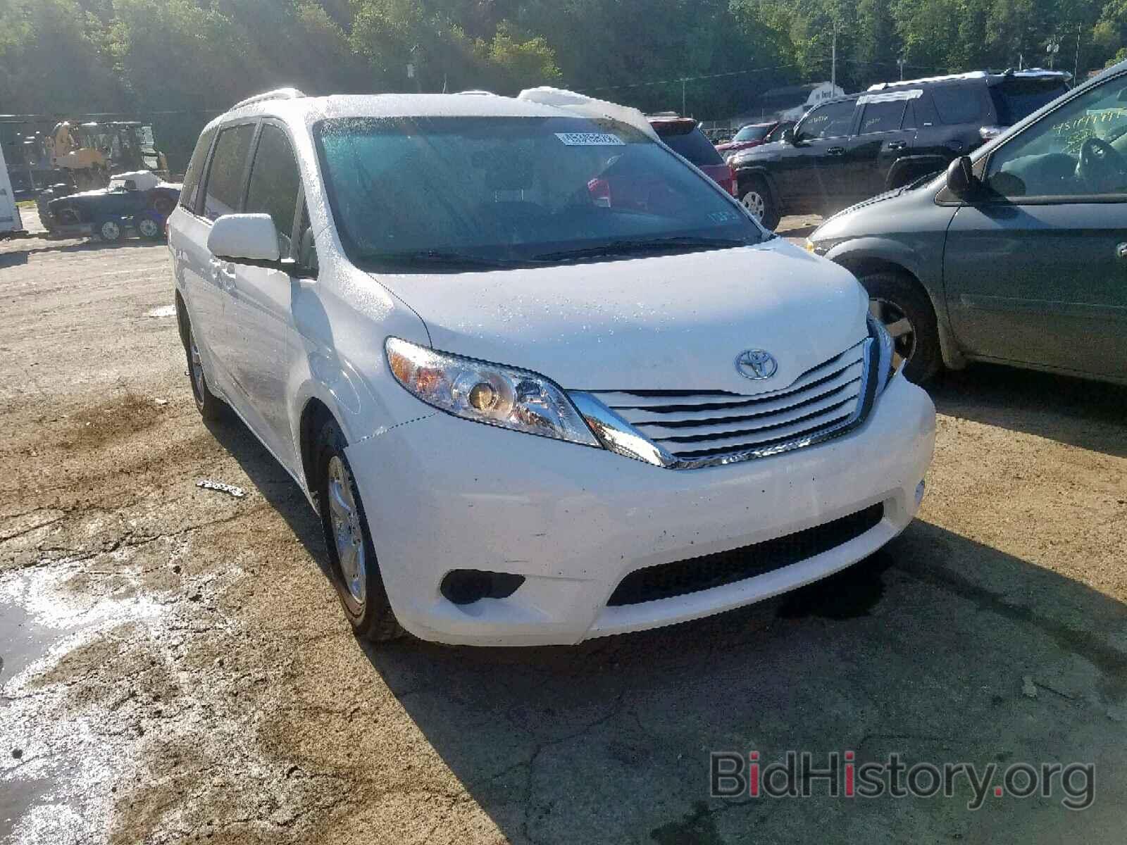 Photo 5TDKZ3DC9HS827024 - TOYOTA SIENNA LE 2017