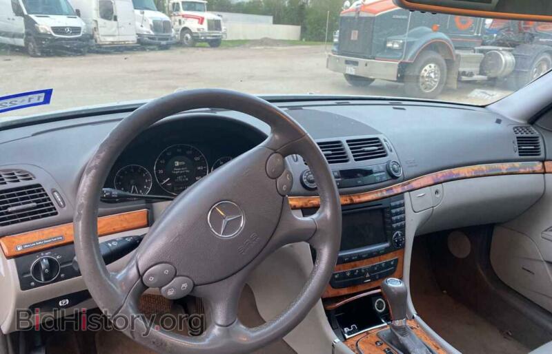 2007 Mercedes-Benz E-CLASS (VIN WDBUF22X57B094945) — photo 9 of 10