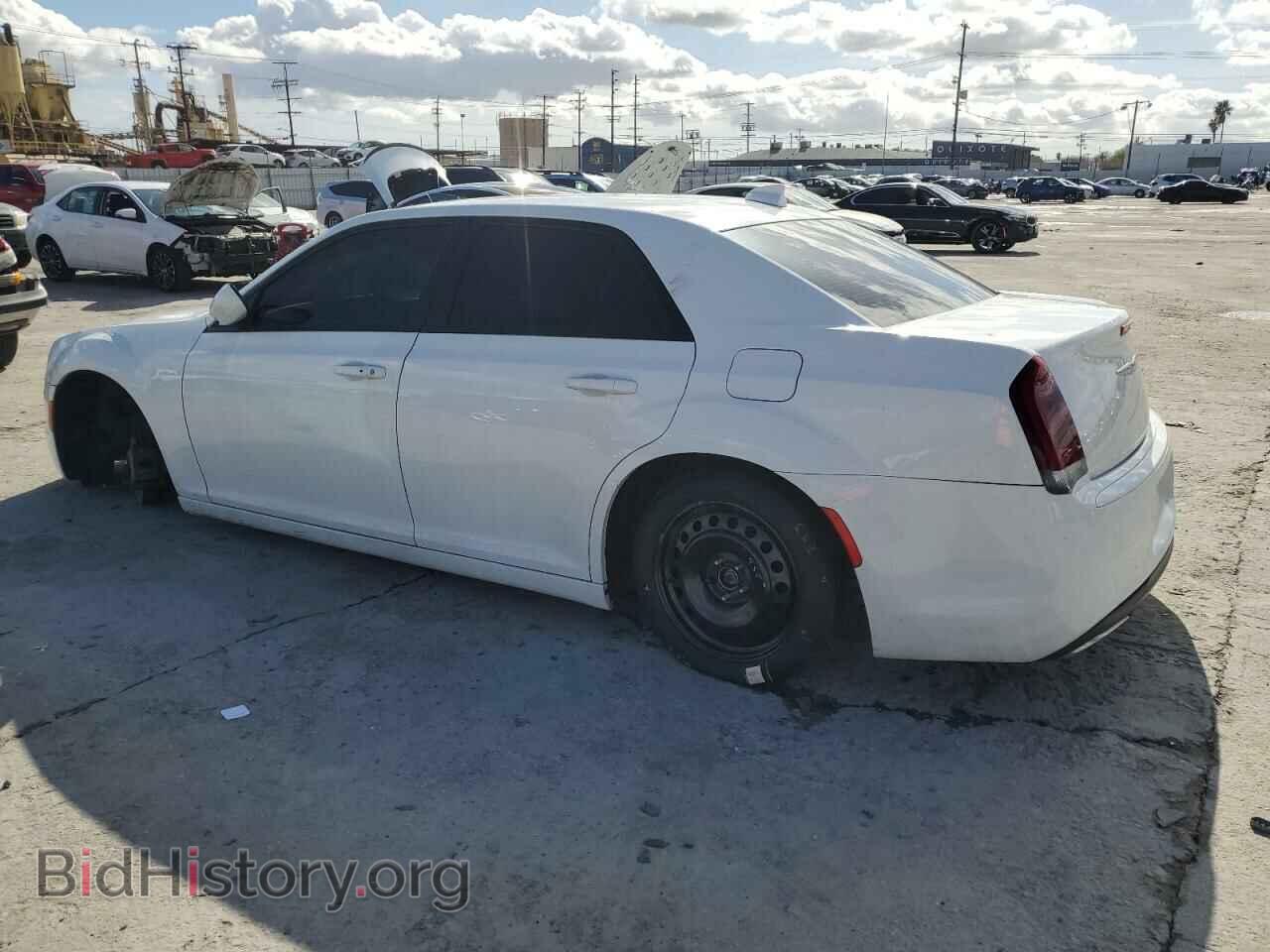 2019 CHRYSLER 300 - VIN: 2C3CCABG4KH555461 - Фото 2