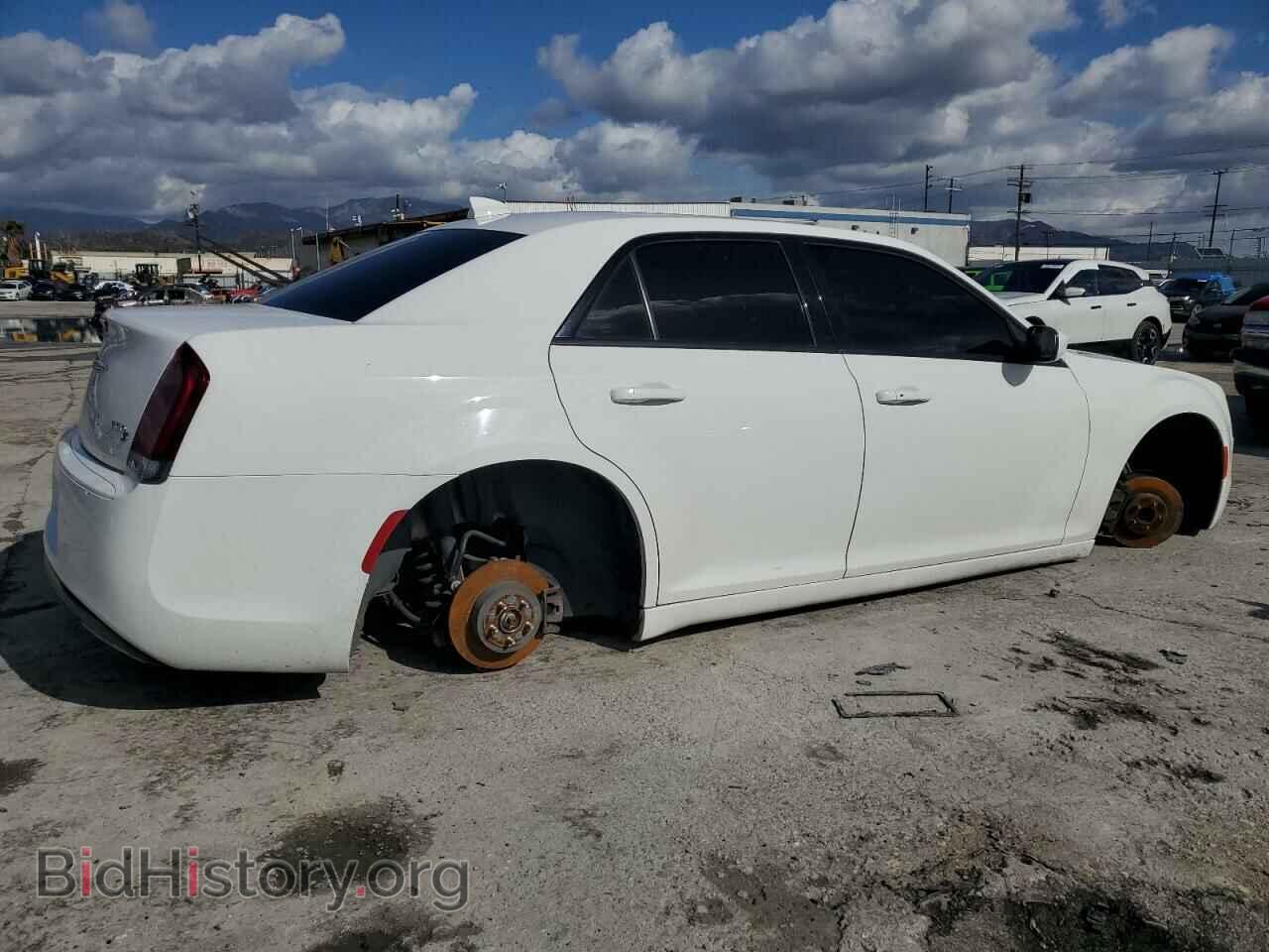 2019 CHRYSLER 300 - VIN: 2C3CCABG4KH555461 - Фото 3