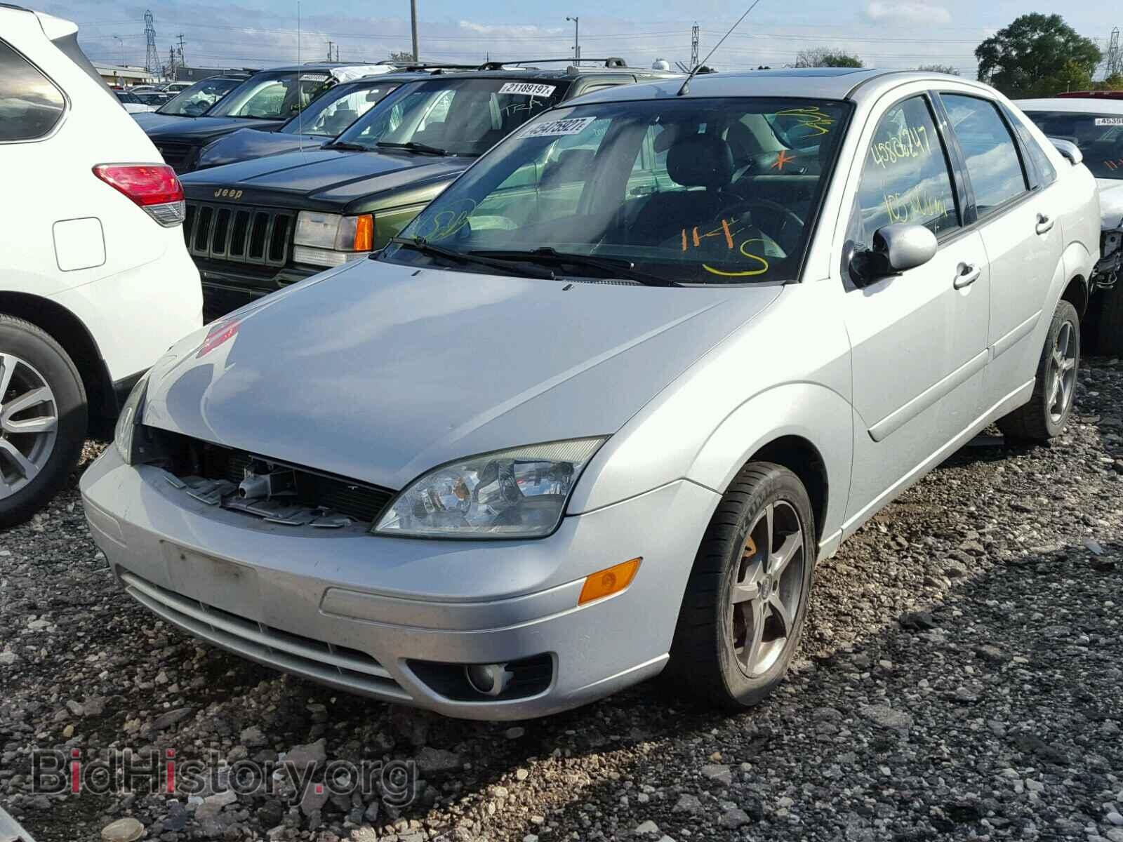 2005 FORD FOCUS - VIN: 1FAHP38Z25W173922 - Photo 2