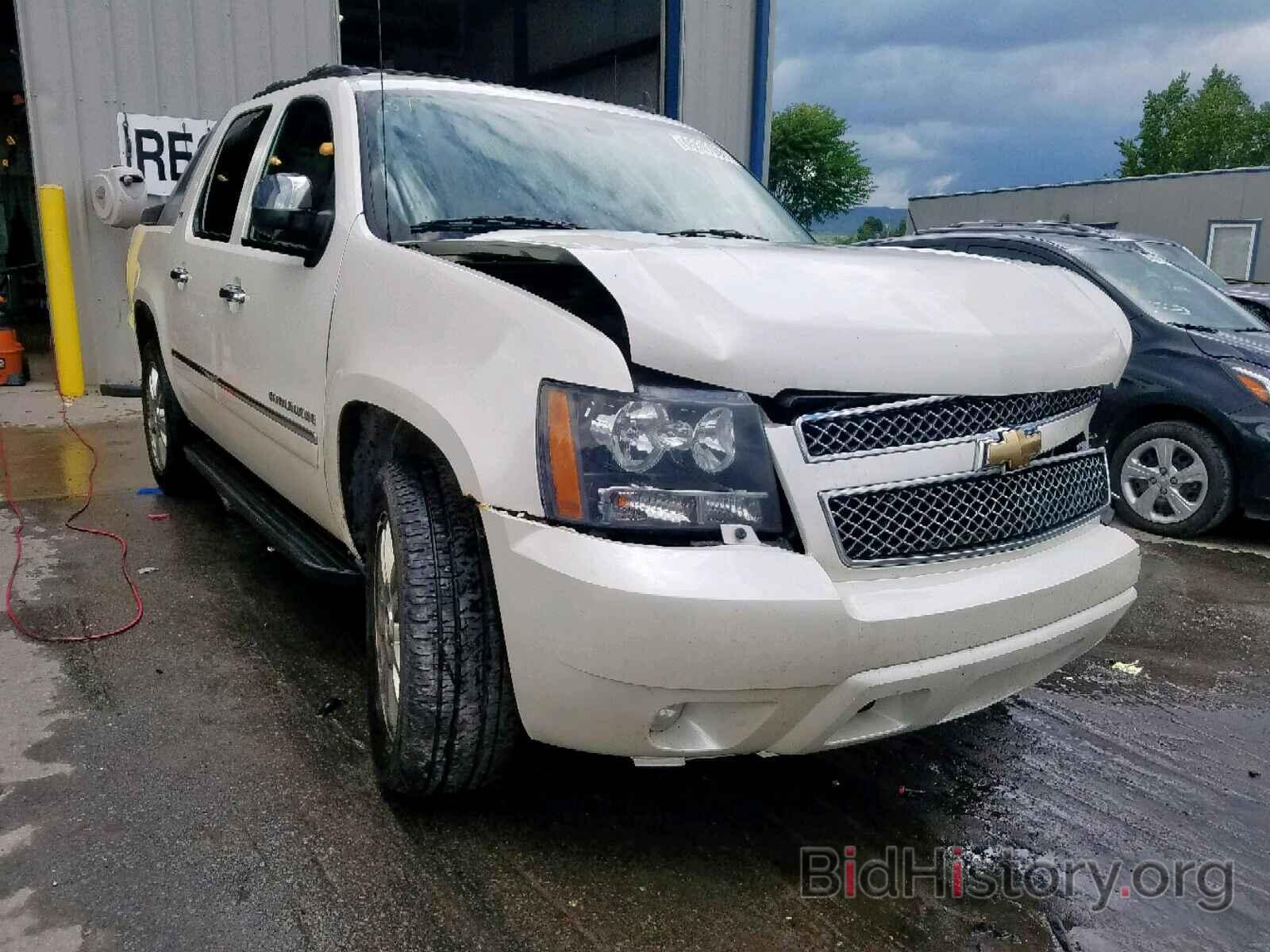 Photo 3GNVKGE04AG283895 - CHEVROLET AVALANCHE 2010