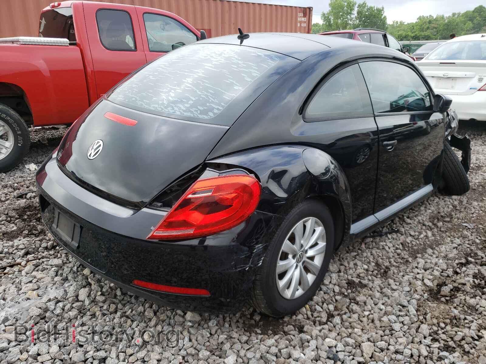 2013 VOLKSWAGEN BEETLE - VIN: 3VWFP7AT6DM694104 - Фото 4