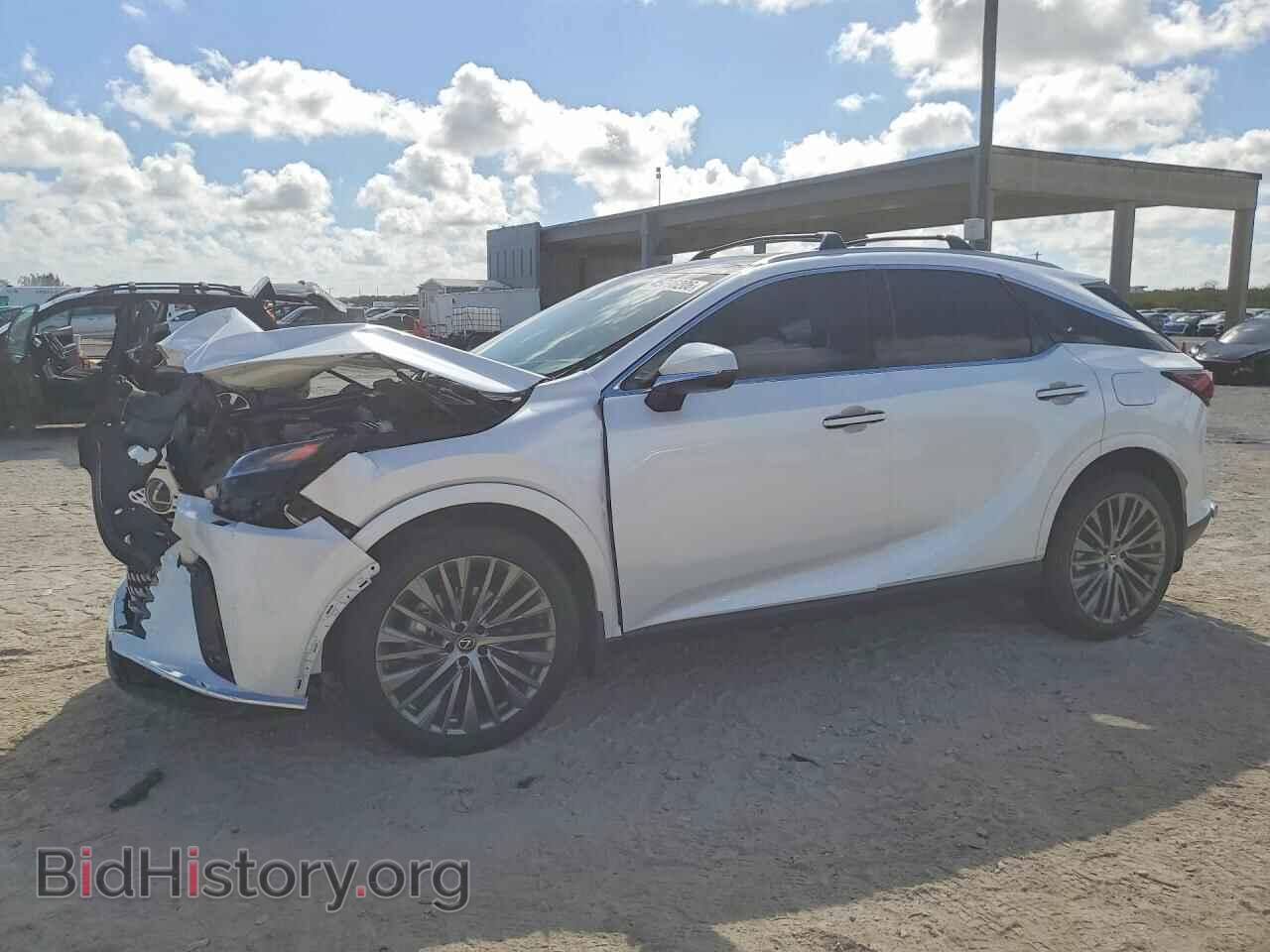 Фотография 2T2BBMCA4PC016793 - LEXUS RX300 2023