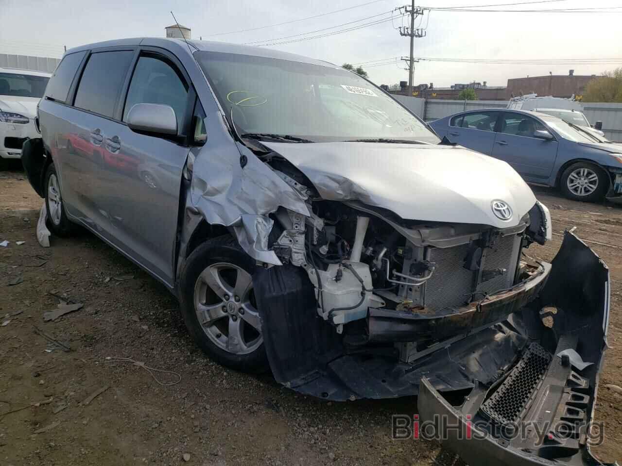 Photo 5TDKA3DC1BS007390 - TOYOTA SIENNA 2011