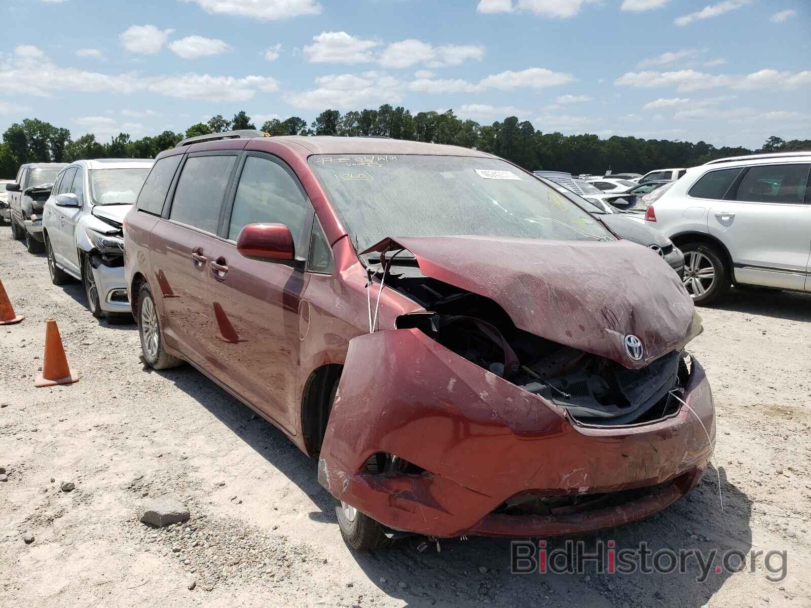 Photo 5TDYK3DC8BS058831 - TOYOTA SIENNA 2011