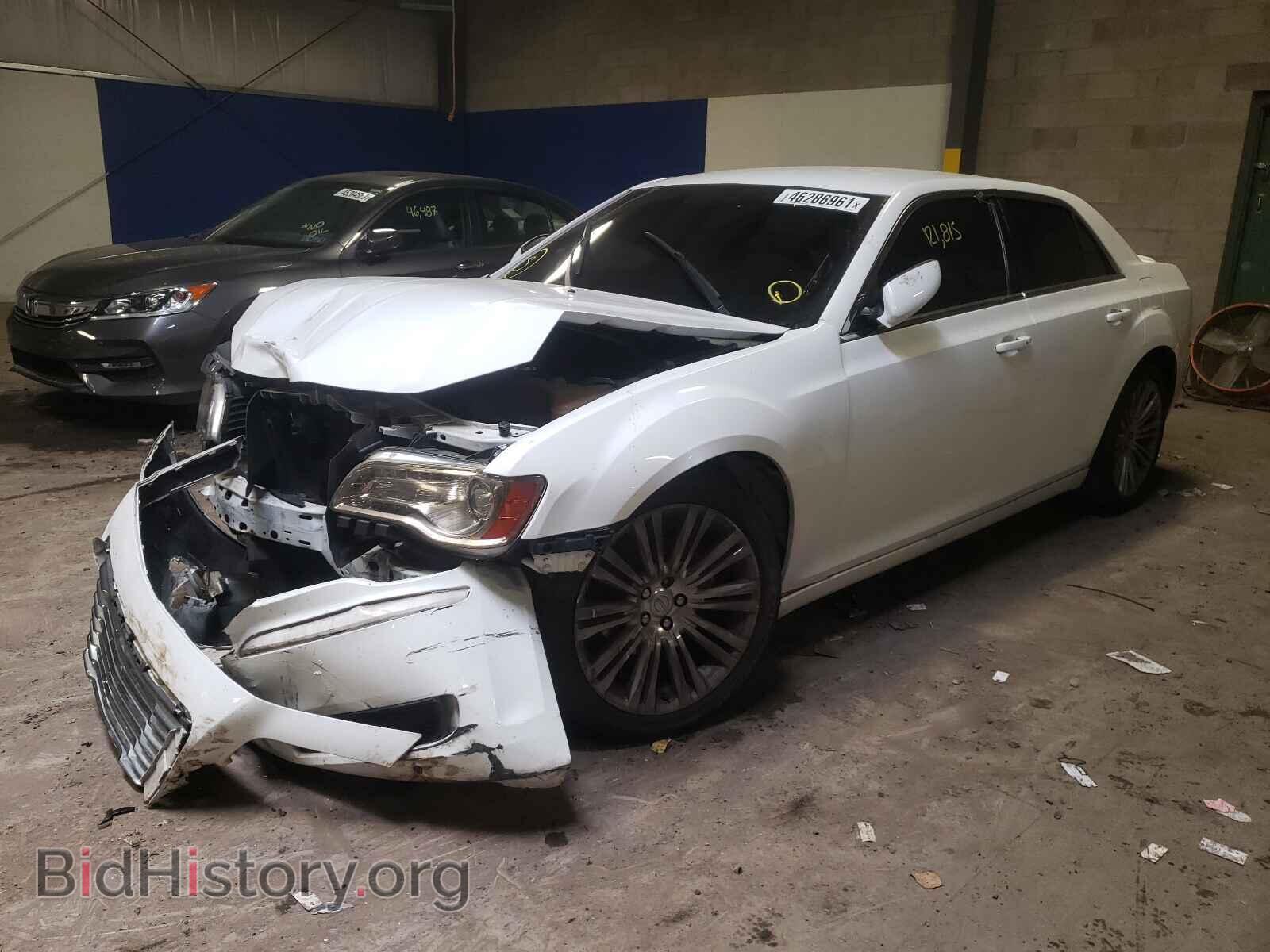 2013 CHRYSLER 300 - VIN: 2C3CCAAG1DH529176 - Фото 2