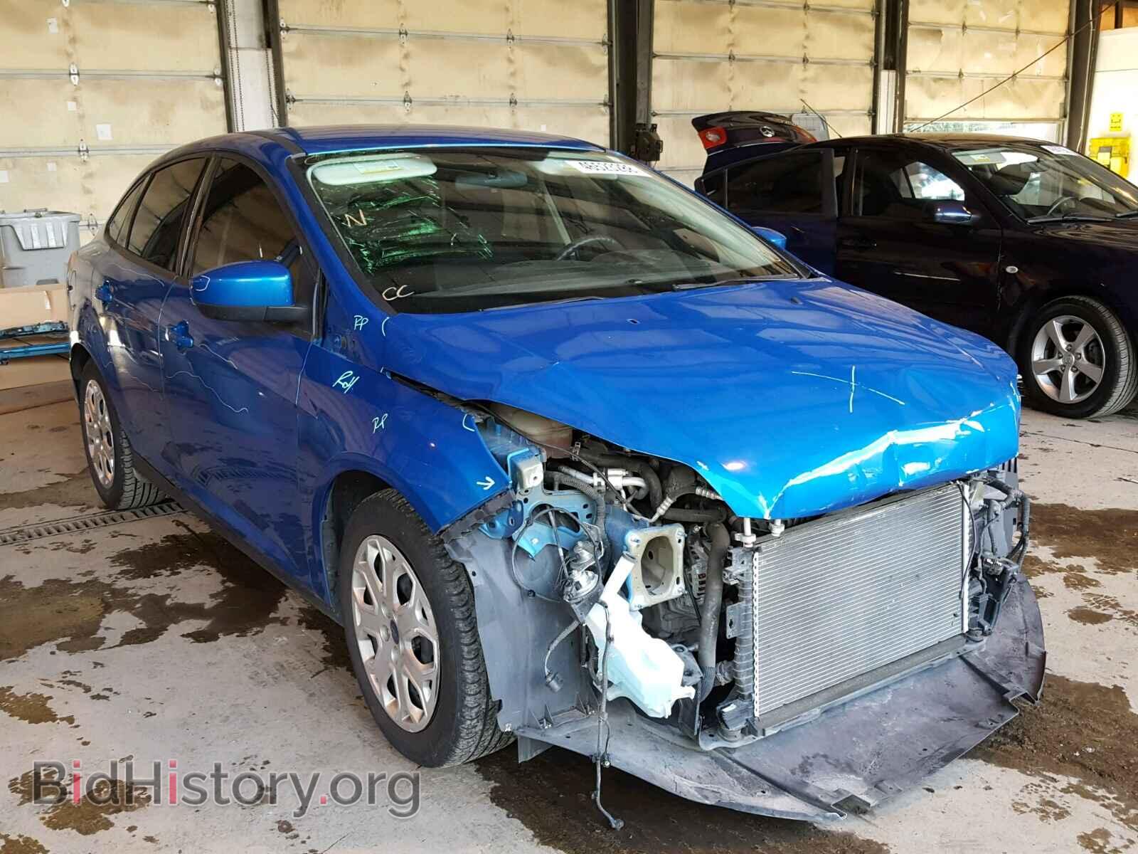 2012 Ford FOCUS Focus SE (VIN 1FAHP3F21CL237260) — фото 1 из 10, Copart, повреждение: передняя часть