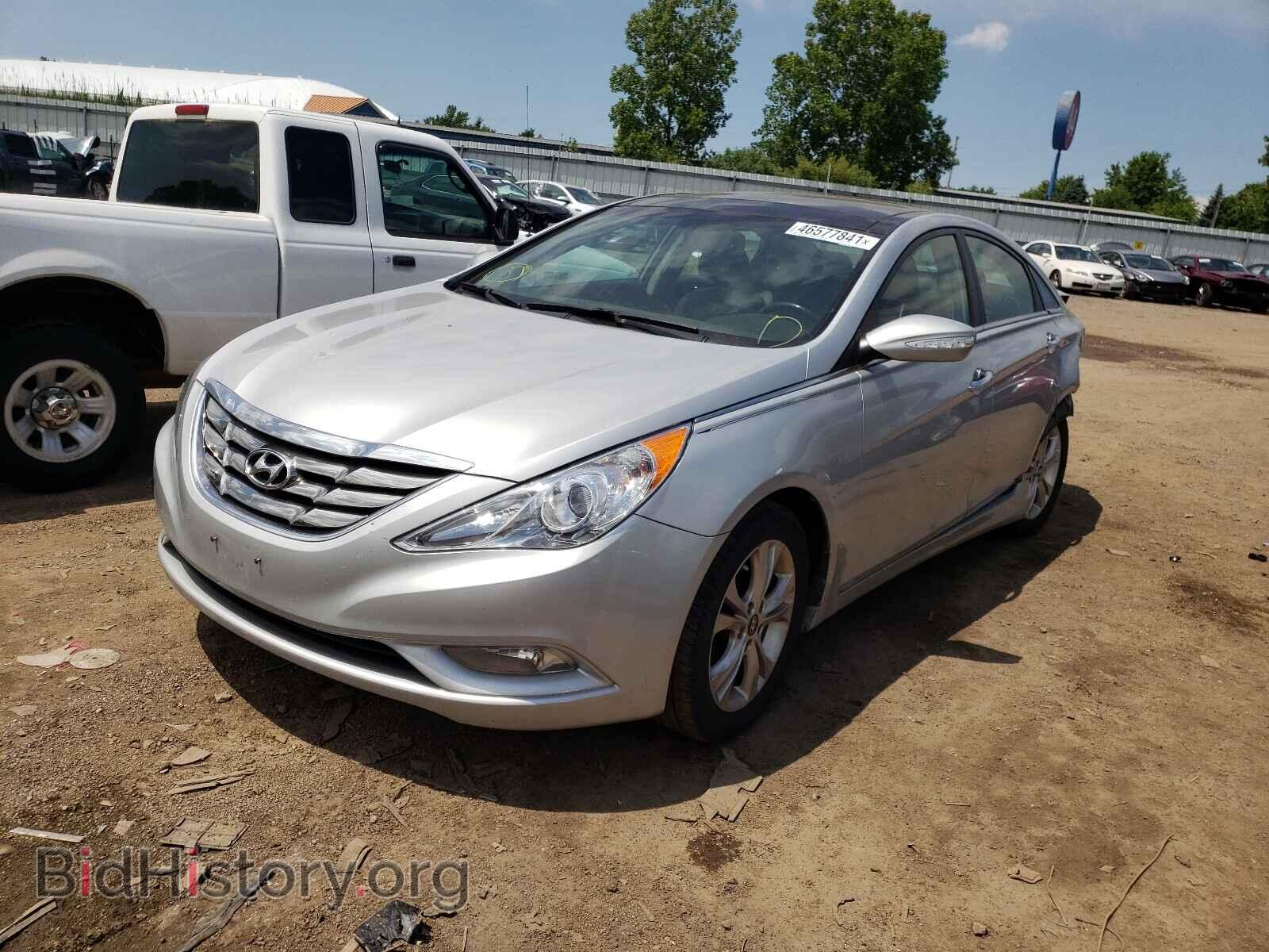 2013 HYUNDAI SONATA - VIN: 5NPEC4AC2DH588490 - Фото 2