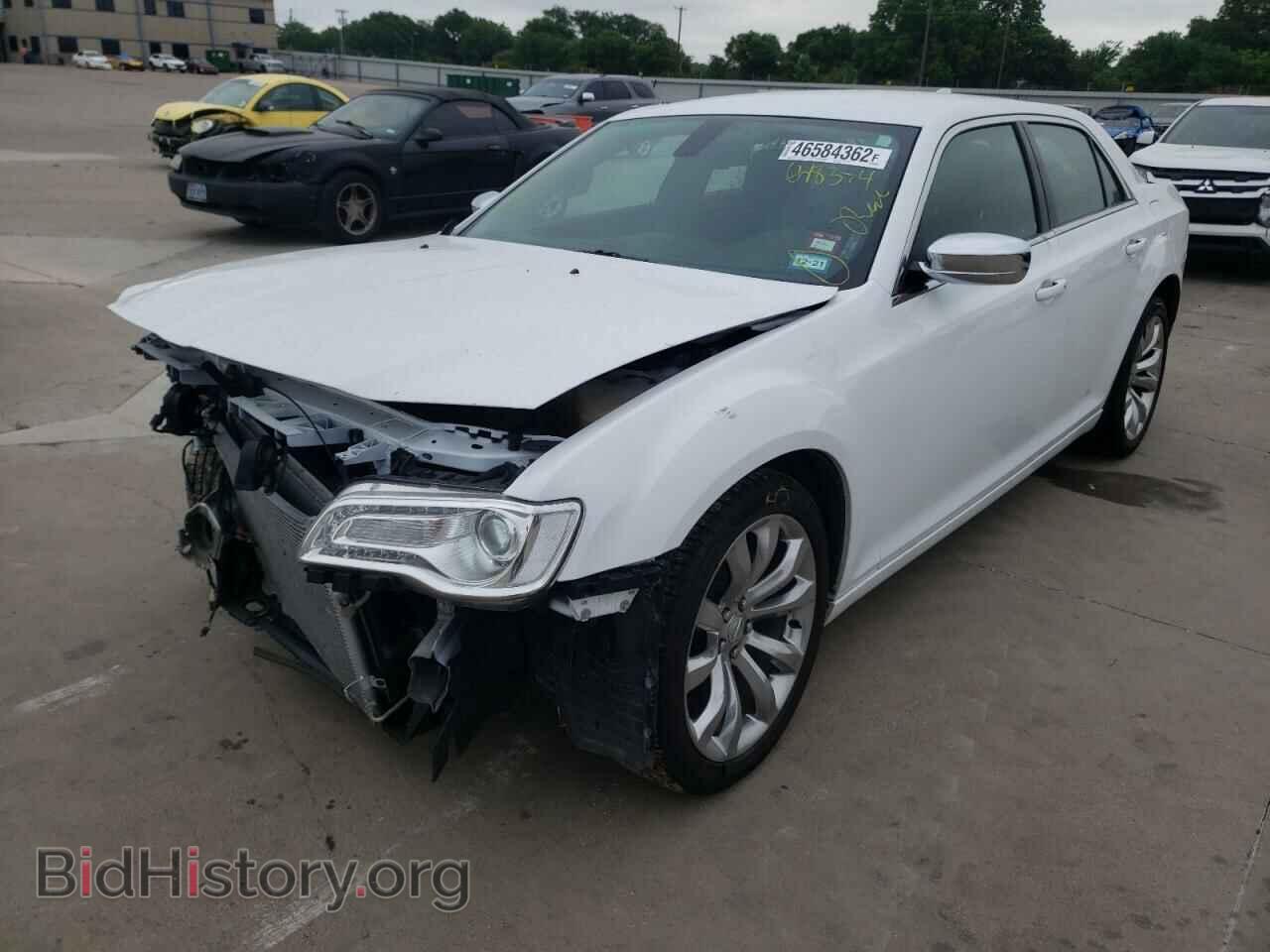 2019 CHRYSLER 300 - VIN: 2C3CCAAG1KH648374 - Фото 2