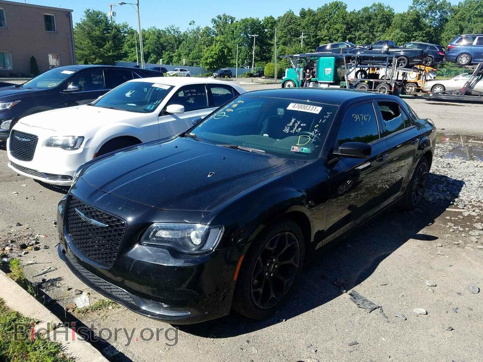 2019 CHRYSLER 300 - VIN: 2C3CCABG3KH655275 - Фото 2
