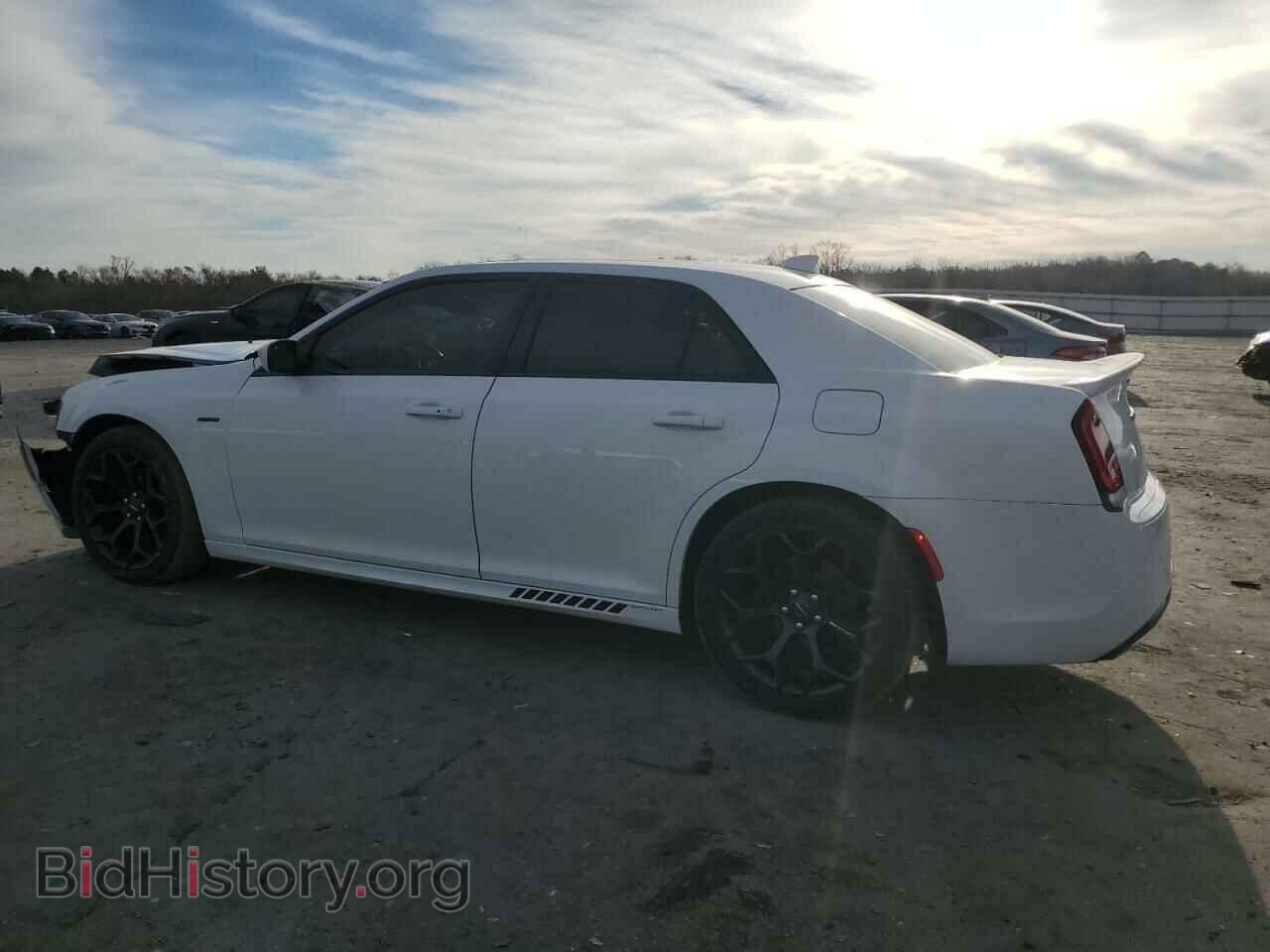 2019 CHRYSLER 300 - VIN: 2C3CCABT0KH579561 - Фото 2
