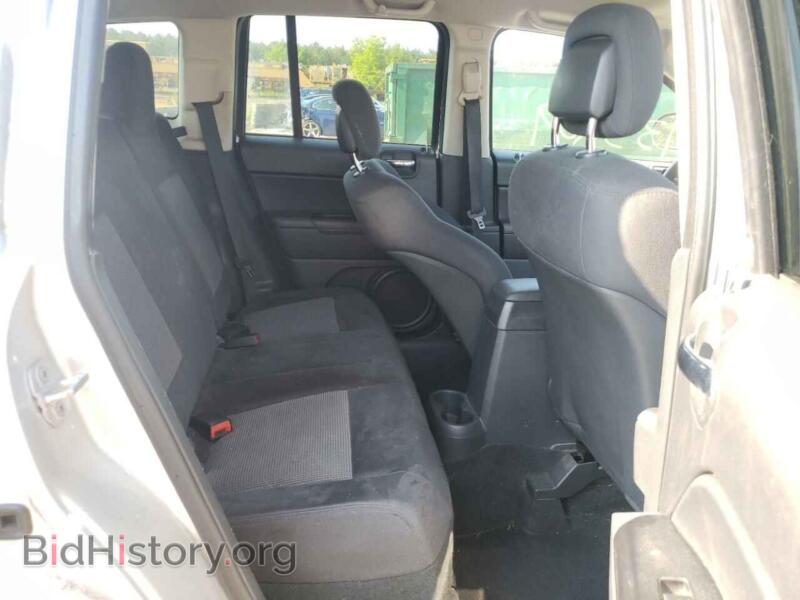 2011 Jeep COMPASS (VIN 1J4NT1FA8BD259988) — photo 6 of 10