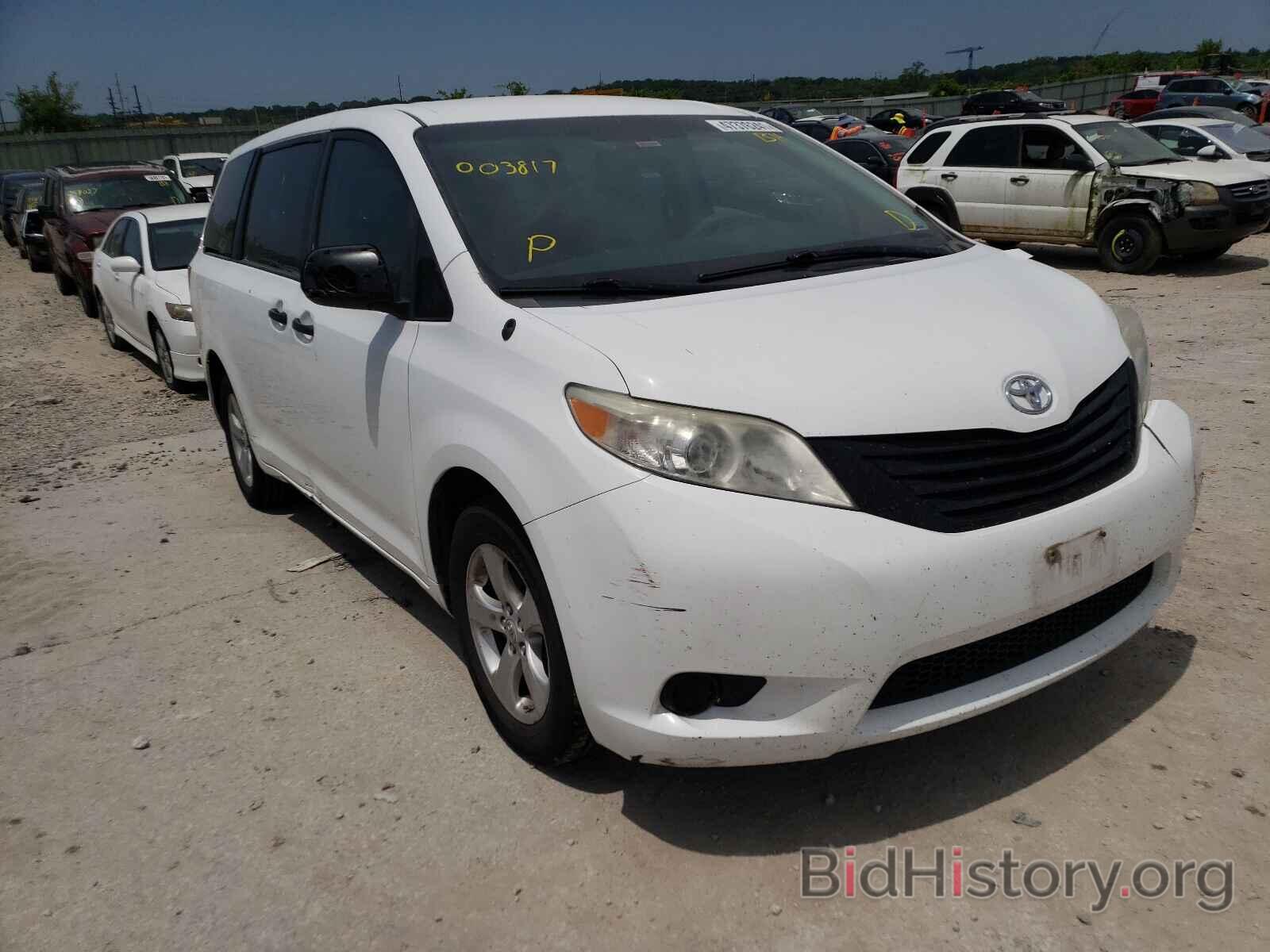 Photo 5TDKA3DC2BS003817 - TOYOTA SIENNA 2011