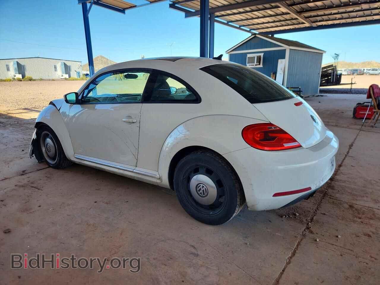 2013 VOLKSWAGEN BEETLE - VIN: 3VWJP7AT0DM605475 - Фото 2