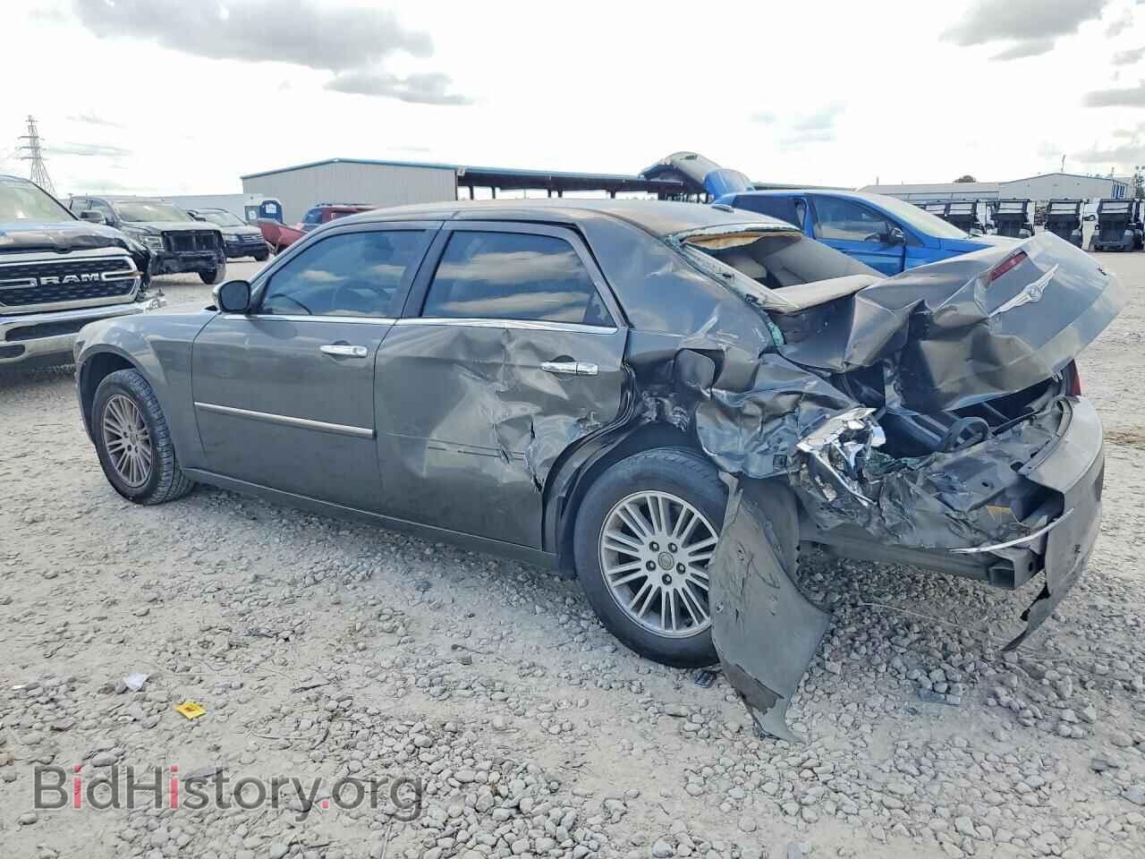 2010 CHRYSLER 300 - VIN: 2C3CA5CV3AH201441 - Фото 2