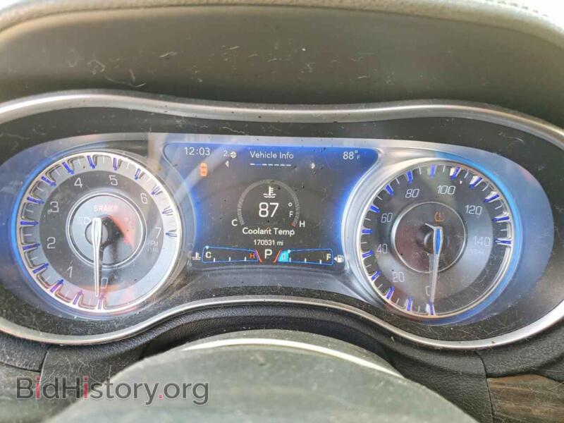 2016 Chrysler 300 (VIN 2C3CCAAG0GH142025) — photo 9 of 12