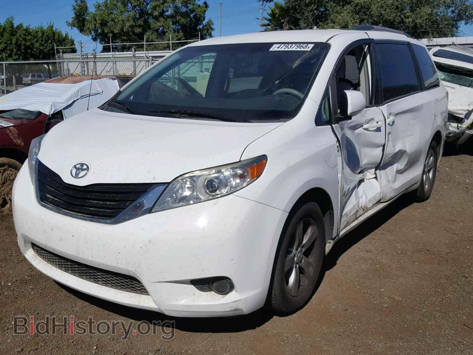2013 TOYOTA SIENNA LE - VIN: 5TDKK3DC8DS375288 - Фото 2