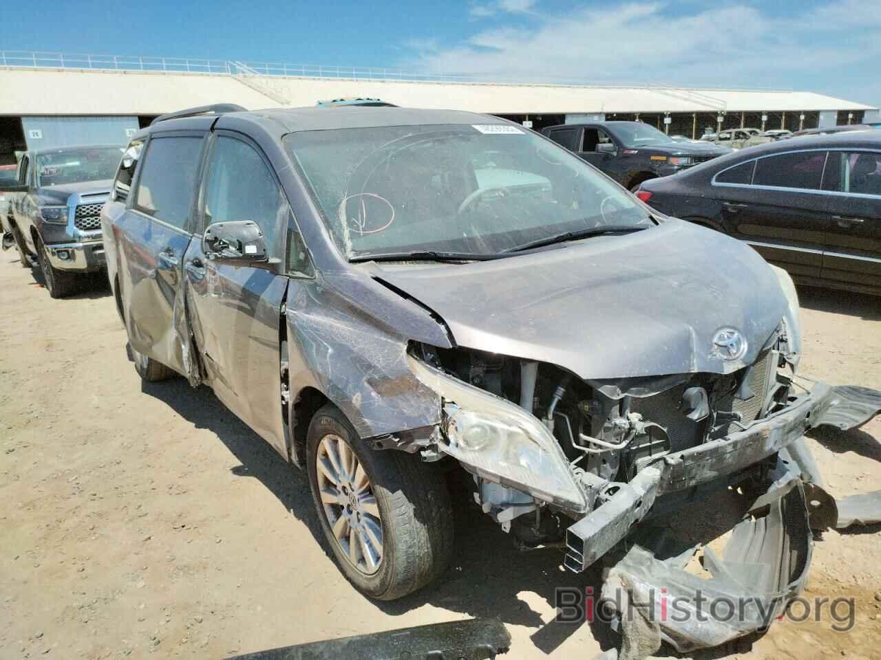 Photo 5TDDK3DC4BS006854 - TOYOTA SIENNA 2011