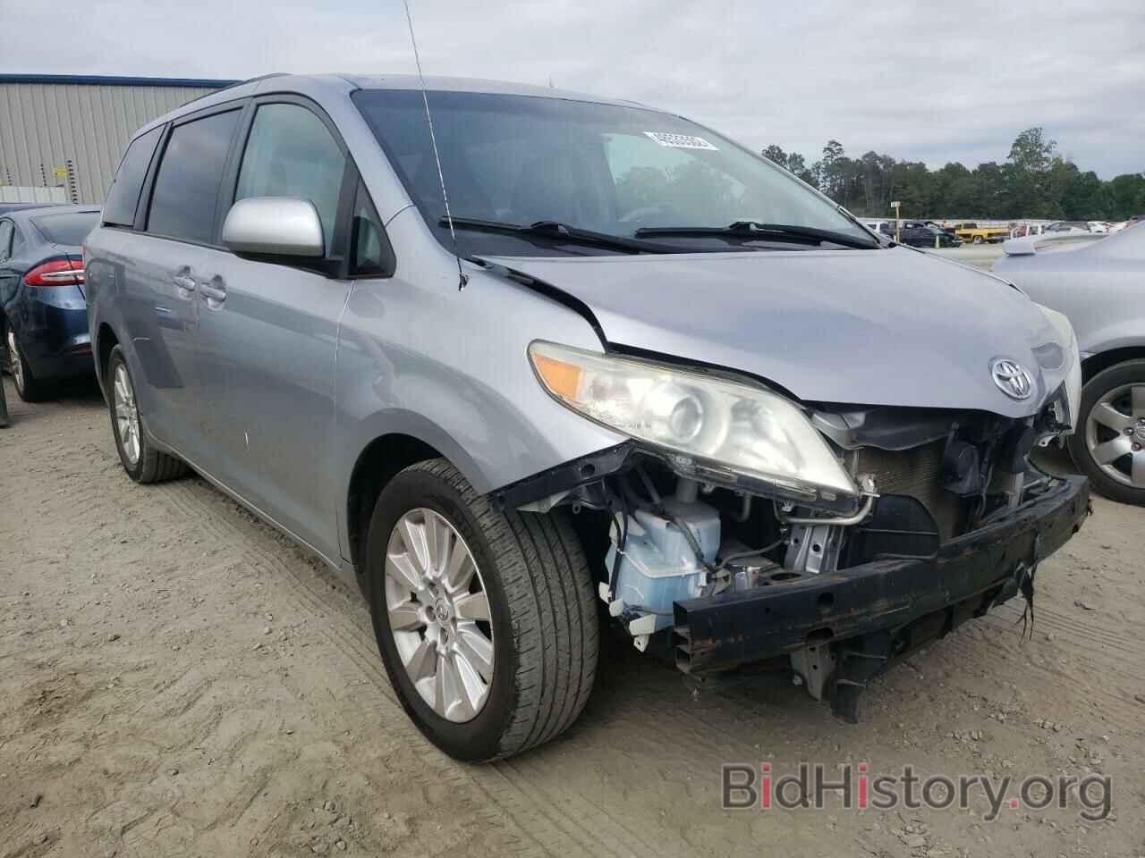 Photo 5TDJK3DC9BS017240 - TOYOTA SIENNA 2011