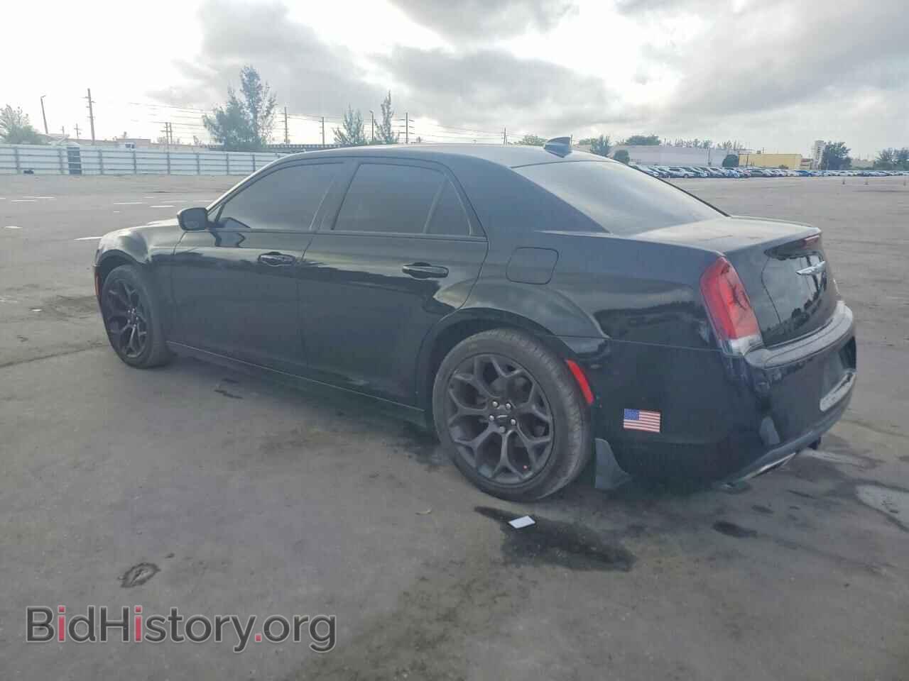 2019 CHRYSLER 300 - VIN: 2C3CCAAGXKH582441 - Фото 2