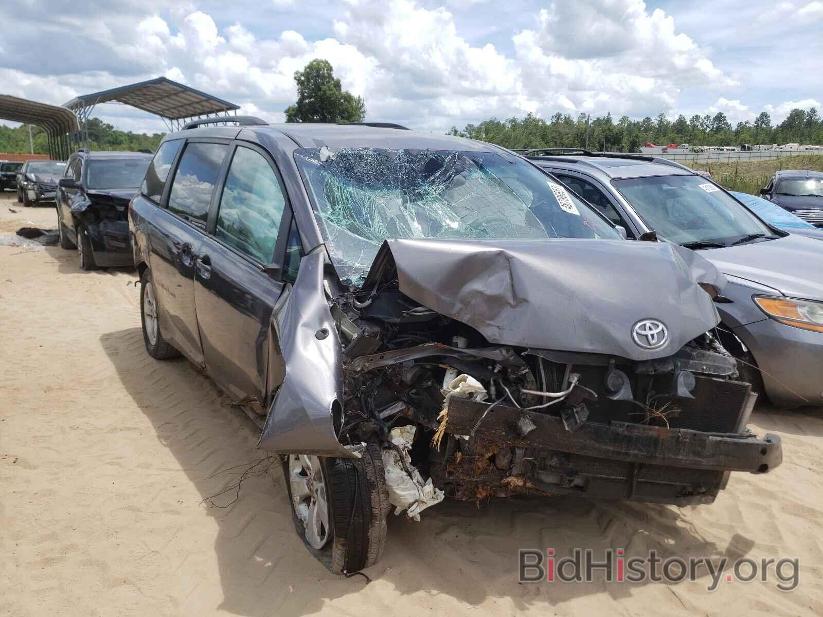 Photo 5TDKK3DC1BS086847 - TOYOTA SIENNA 2011