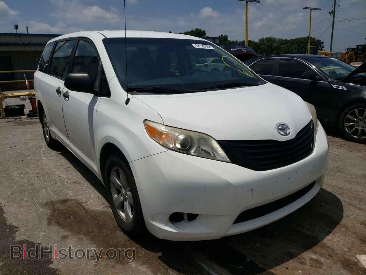 Photo 5TDKA3DCXBS008182 - TOYOTA SIENNA 2011