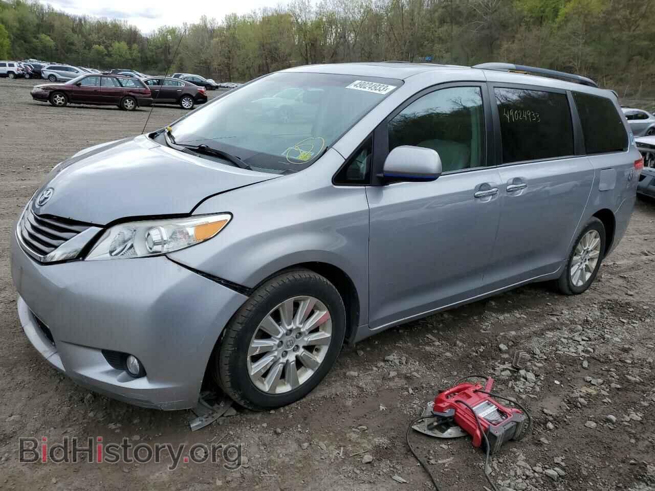 Photo 5TDDK3DC8DS064680 - TOYOTA SIENNA 2013