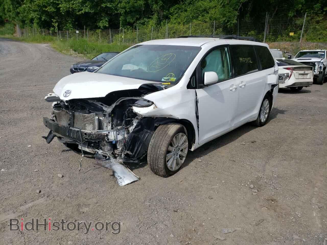 2013 TOYOTA SIENNA - VIN: 5TDJK3DC8DS059157 - Фото 2