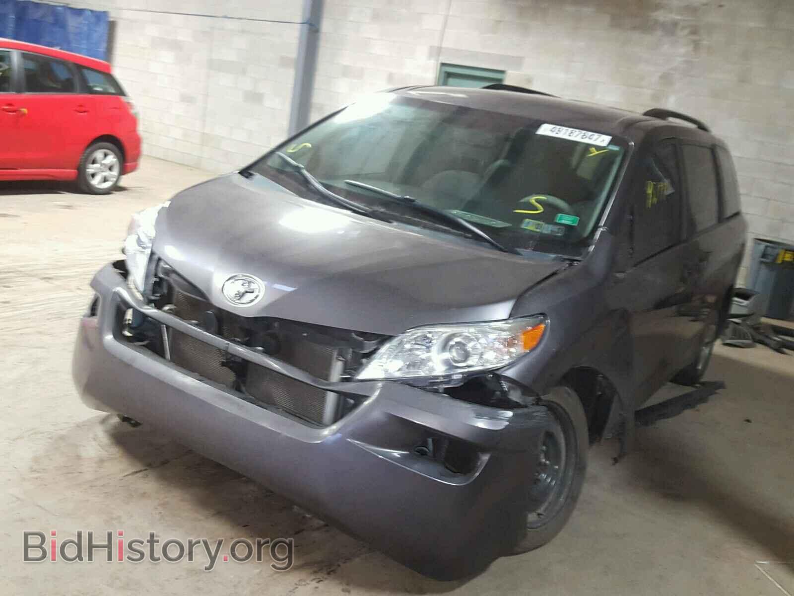 2013 TOYOTA SIENNA LE - VIN: 5TDKK3DC8DS331632 - Фото 2