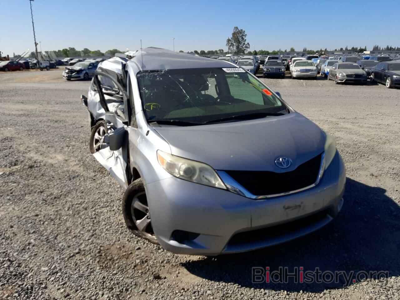 Photo 5TDKK3DC5BS070845 - TOYOTA SIENNA 2011