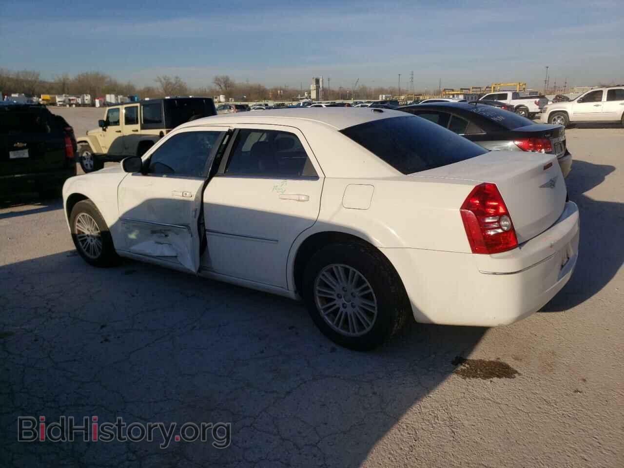 2009 CHRYSLER 300 - VIN: 2C3KA53VX9H583863 - Фото 2