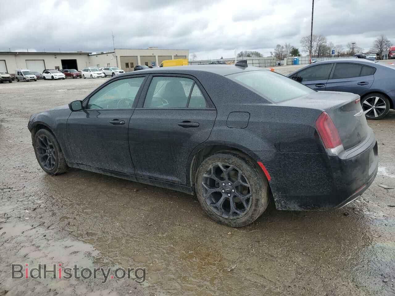 2019 CHRYSLER 300 - VIN: 2C3CCAAG2KH760939 - Фото 2