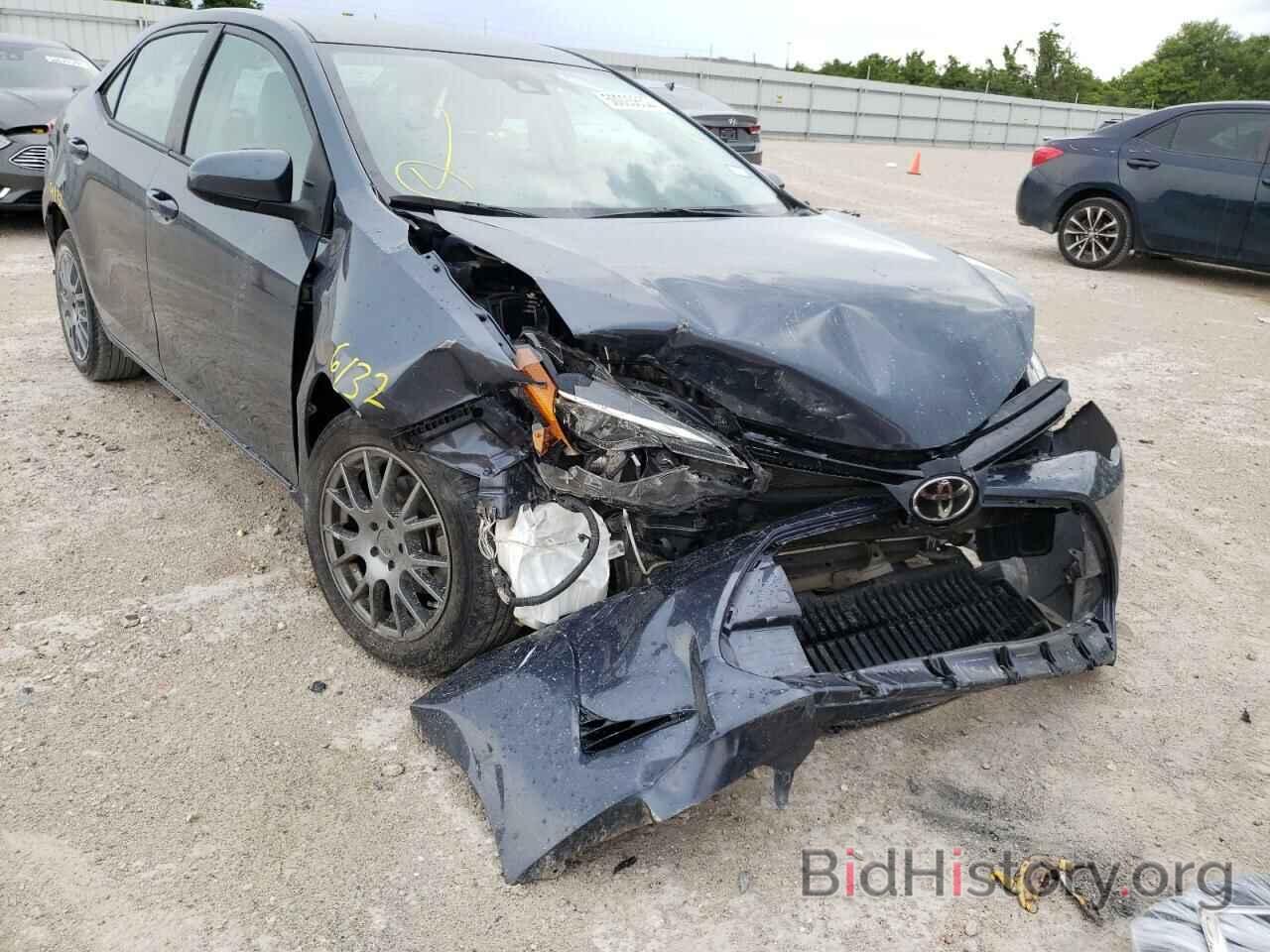 Photo 5YFBURHE3JP796476 - TOYOTA COROLLA 2018