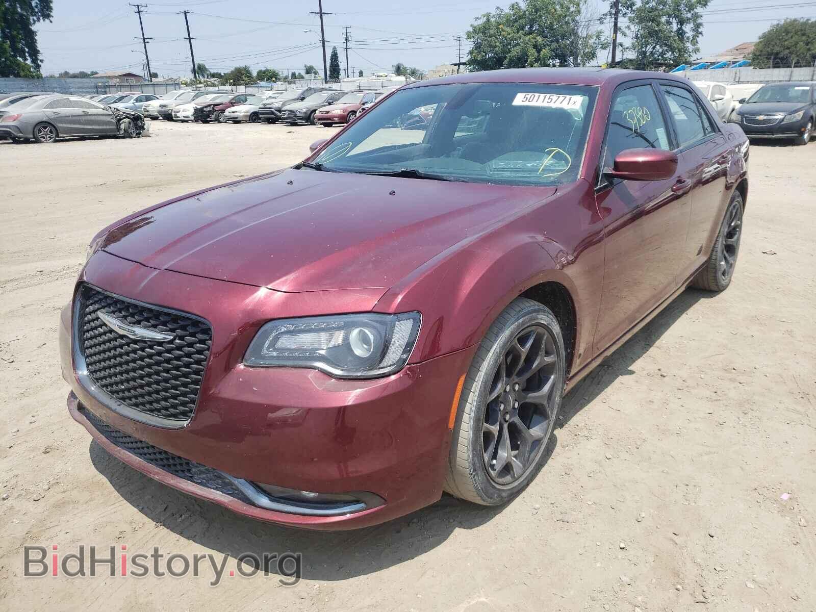 2019 CHRYSLER 300 - VIN: 2C3CCABG0KH697970 - Фото 2