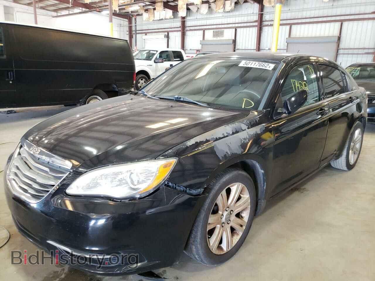 2013 CHRYSLER 200 - VIN: 1C3CCBAB6DN685828 - Фото 2