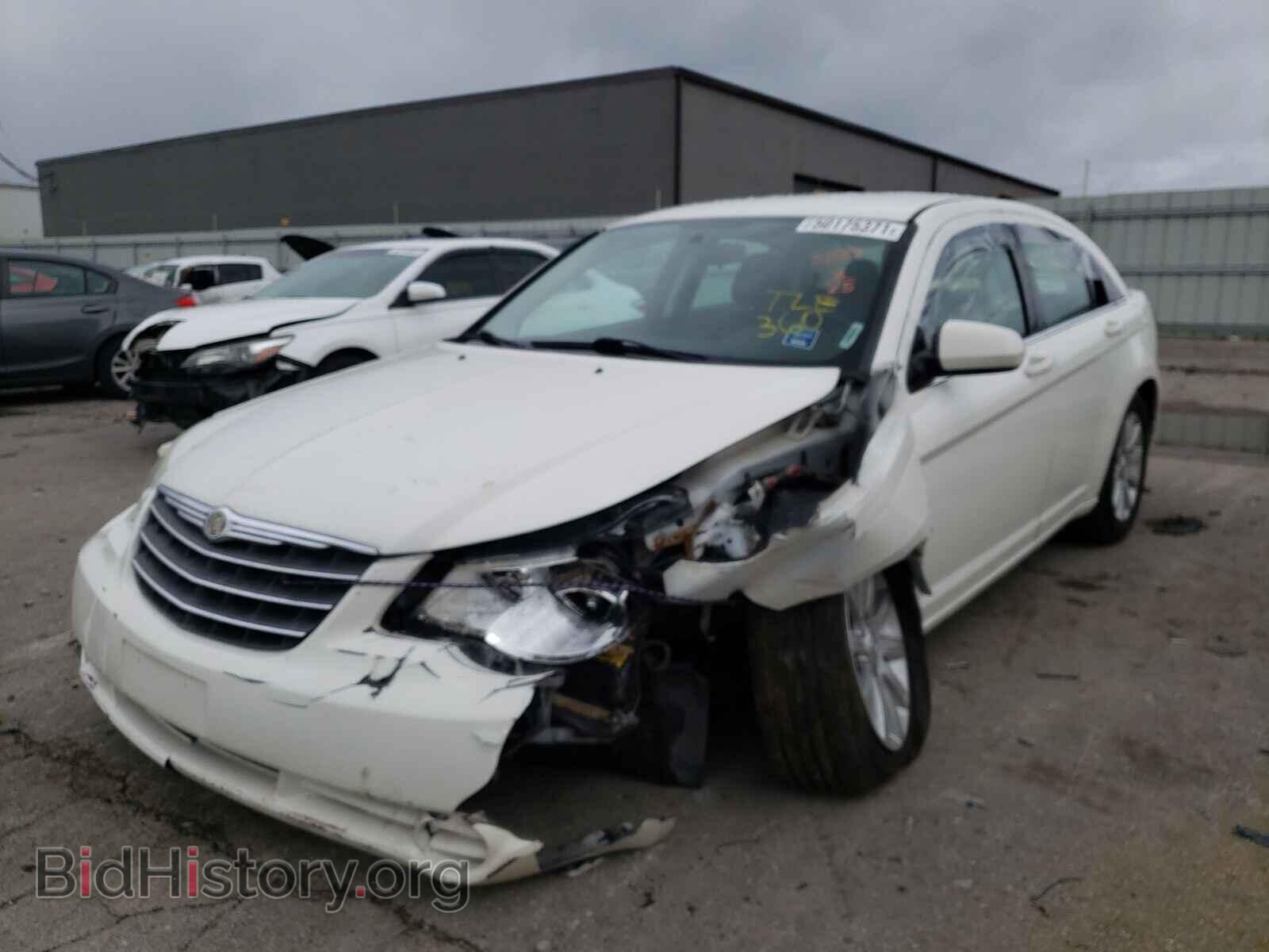 2010 CHRYSLER SEBRING - VIN: 1C3CC5FB5AN233889 - Фото 2