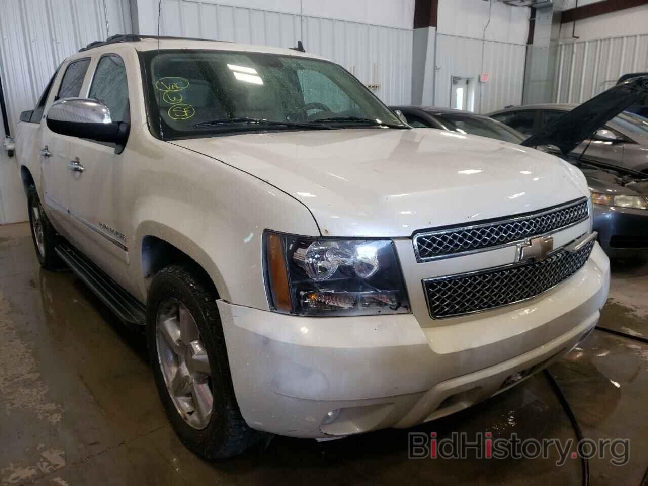 Photo 3GNVKGE05AG213404 - CHEVROLET AVALANCHE 2010