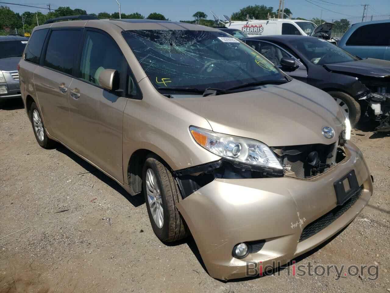 Photo 5TDYK3DCXBS008271 - TOYOTA SIENNA 2011