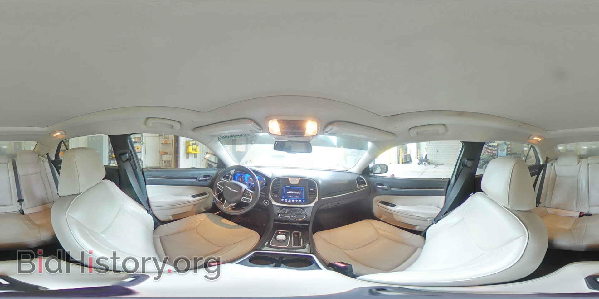 2019 CHRYSLER 300 - VIN: 2C3CCAKG3KH663215 - Фото 14
