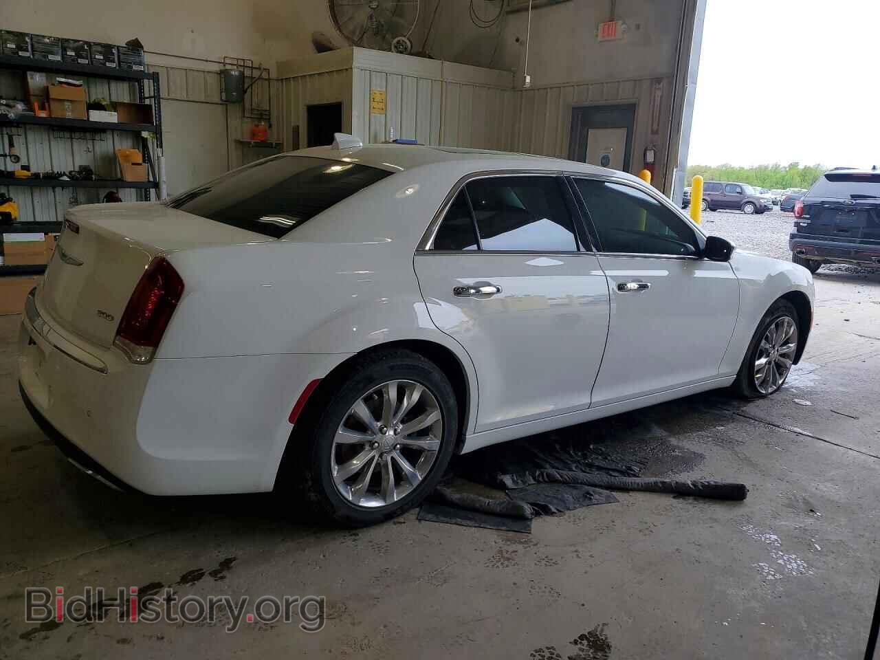 2019 CHRYSLER 300 - VIN: 2C3CCAKG3KH663215 - Фото 3