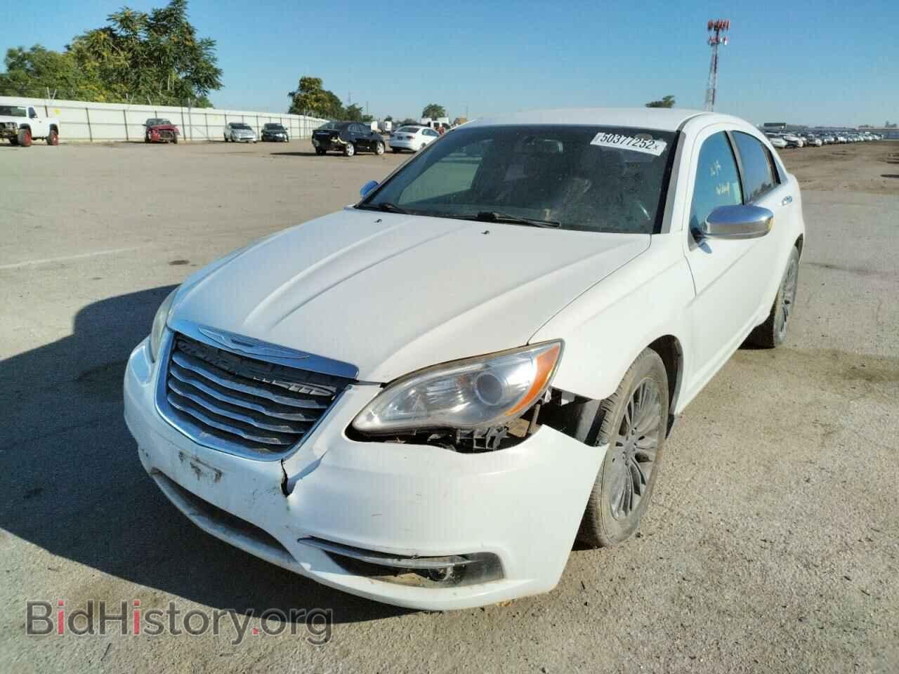 2011 CHRYSLER 200 - VIN: 1C3BC2FBXBN556041 - Photo 2
