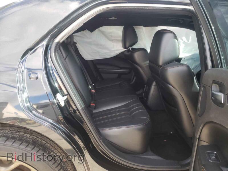 2017 Chrysler 300 (VIN 2C3CCABG4HH661594) — photo 6 of 10