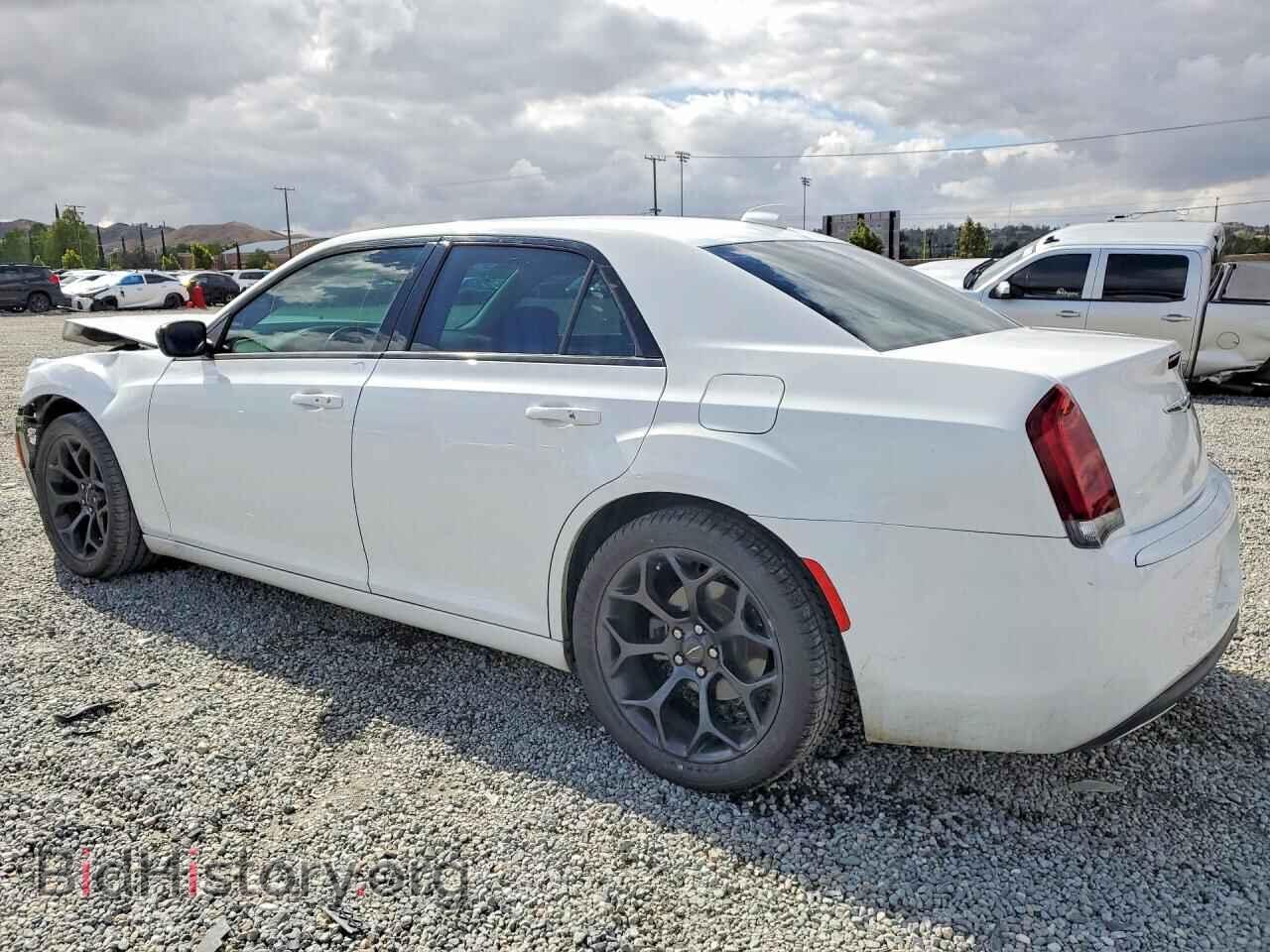 2019 CHRYSLER 300 - VIN: 2C3CCAAG9KH641012 - Фото 2