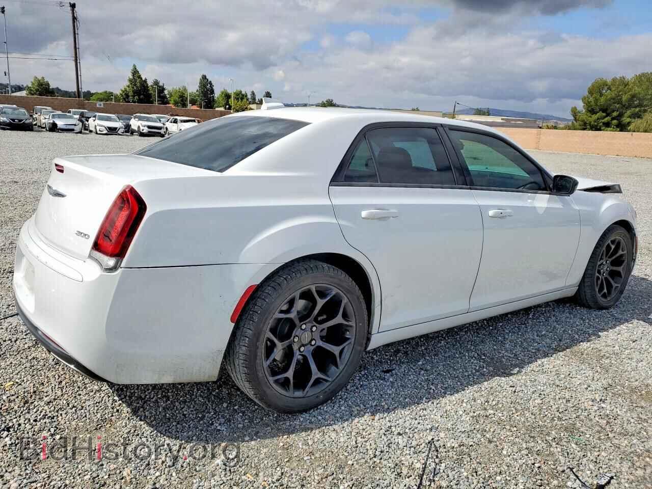 2019 CHRYSLER 300 - VIN: 2C3CCAAG9KH641012 - Фото 3