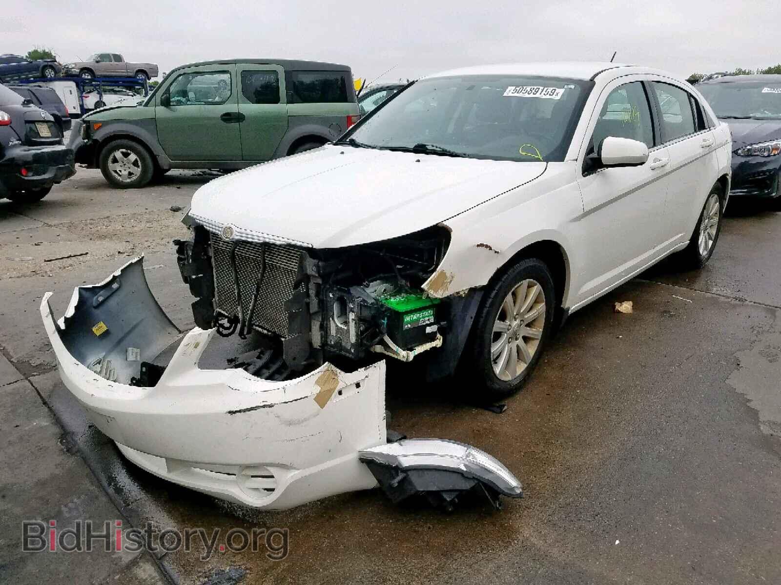 2010 CHRYSLER SEBRING - VIN: 1C3CC5FB1AN222629 - Фото 2