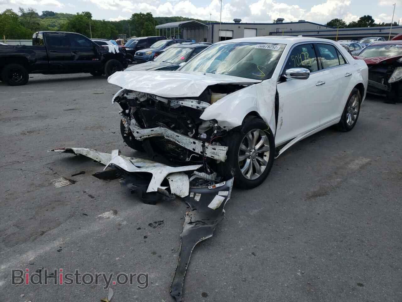 2019 CHRYSLER 300 - VIN: 2C3CCAKG0KH531108 - Фото 2