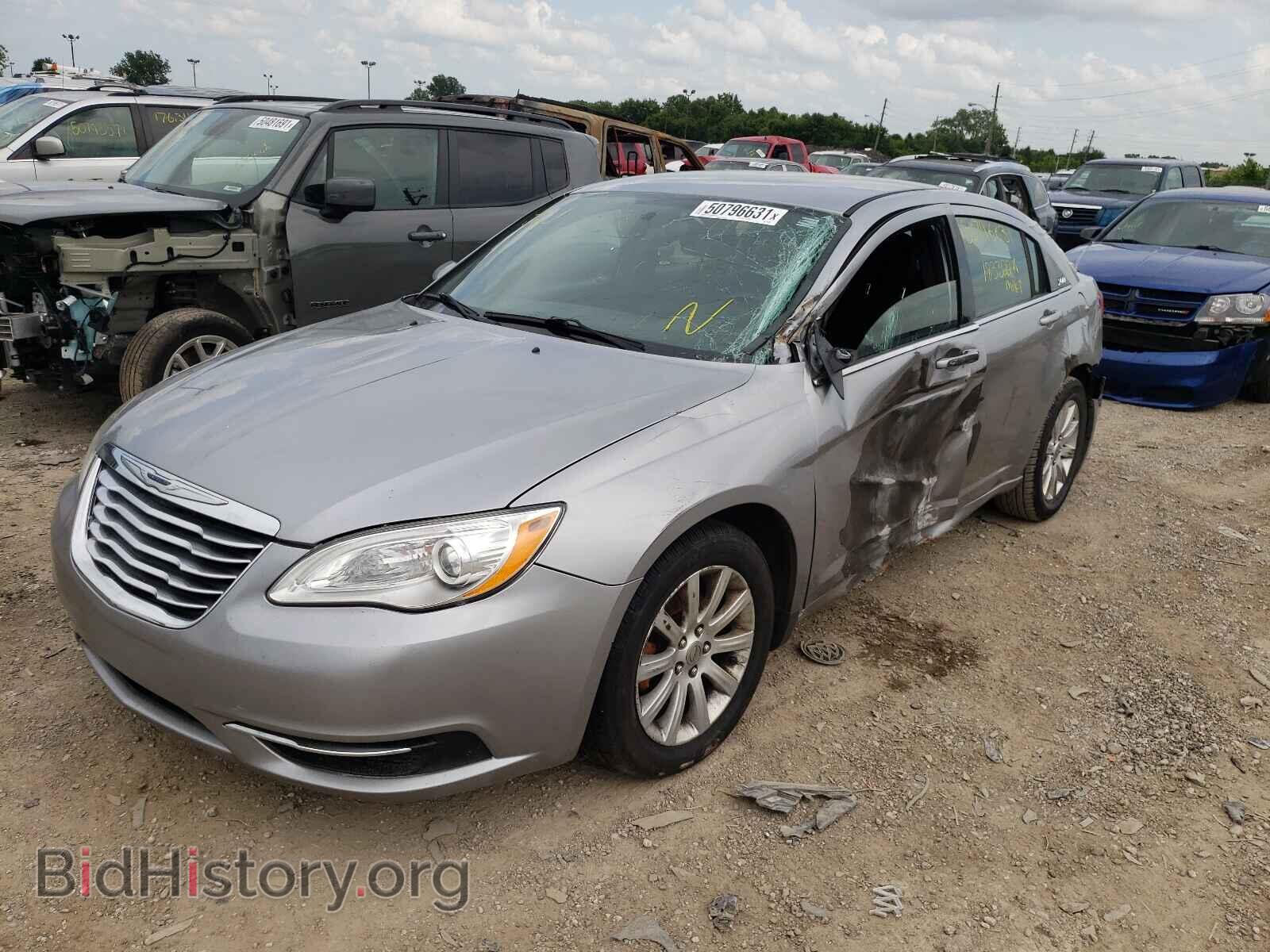 2013 CHRYSLER 200 - VIN: 1C3CCBBG2DN533863 - Фото 2