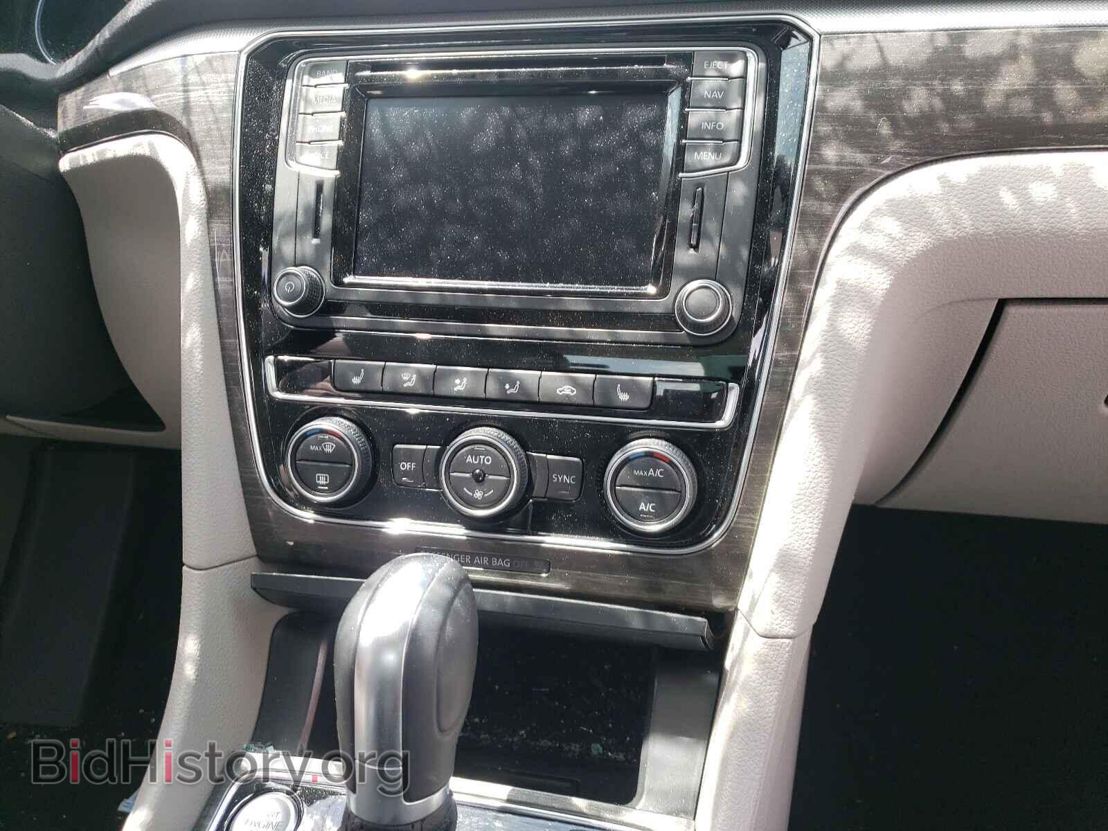 2017 VOLKSWAGEN PASSAT - VIN: 1VWCT7A36HC065805 - Фото 9